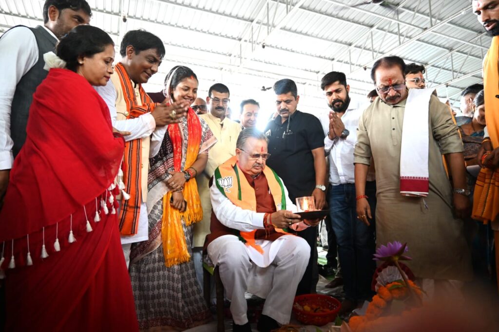 धूमधाम के साथ मनाया गया महासमुंद विधायक योगेश्वर राजू सिन्हा का जन्मदिन, विधानसभा अध्यक्ष रमन सिंह, मंत्री लक्ष्मी राजवाड़े सहित कई बड़े नेता हुए शामिल, MLA के जन्मदिन पर नवाचार की हुई शुरूआत 2 1001852203