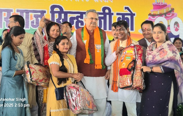 धूमधाम के साथ मनाया गया महासमुंद विधायक योगेश्वर राजू सिन्हा का जन्मदिन, विधानसभा अध्यक्ष रमन सिंह, मंत्री लक्ष्मी राजवाड़े सहित कई बड़े नेता हुए शामिल, MLA के जन्मदिन पर नवाचार की हुई शुरूआत 3 1001854767