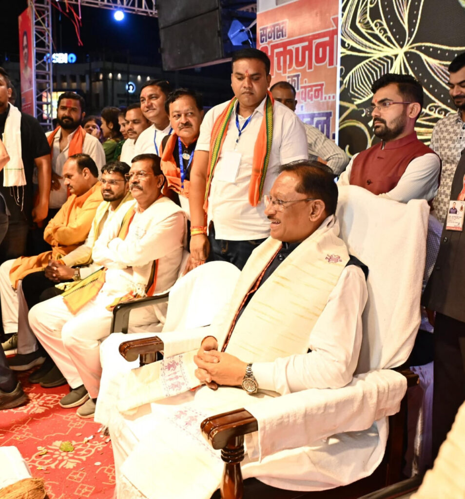 विविध पौराणिक प्रसंगों एवं आधुनिक घटनाओं पर आधारित सुसज्जित झांकियां बनी आकर्षण का केंद्र: झांकियों को देखने रायपुर में उमड़ा जनसैलाब 2 1757401037 4594a7bfc4a82a3f0542
