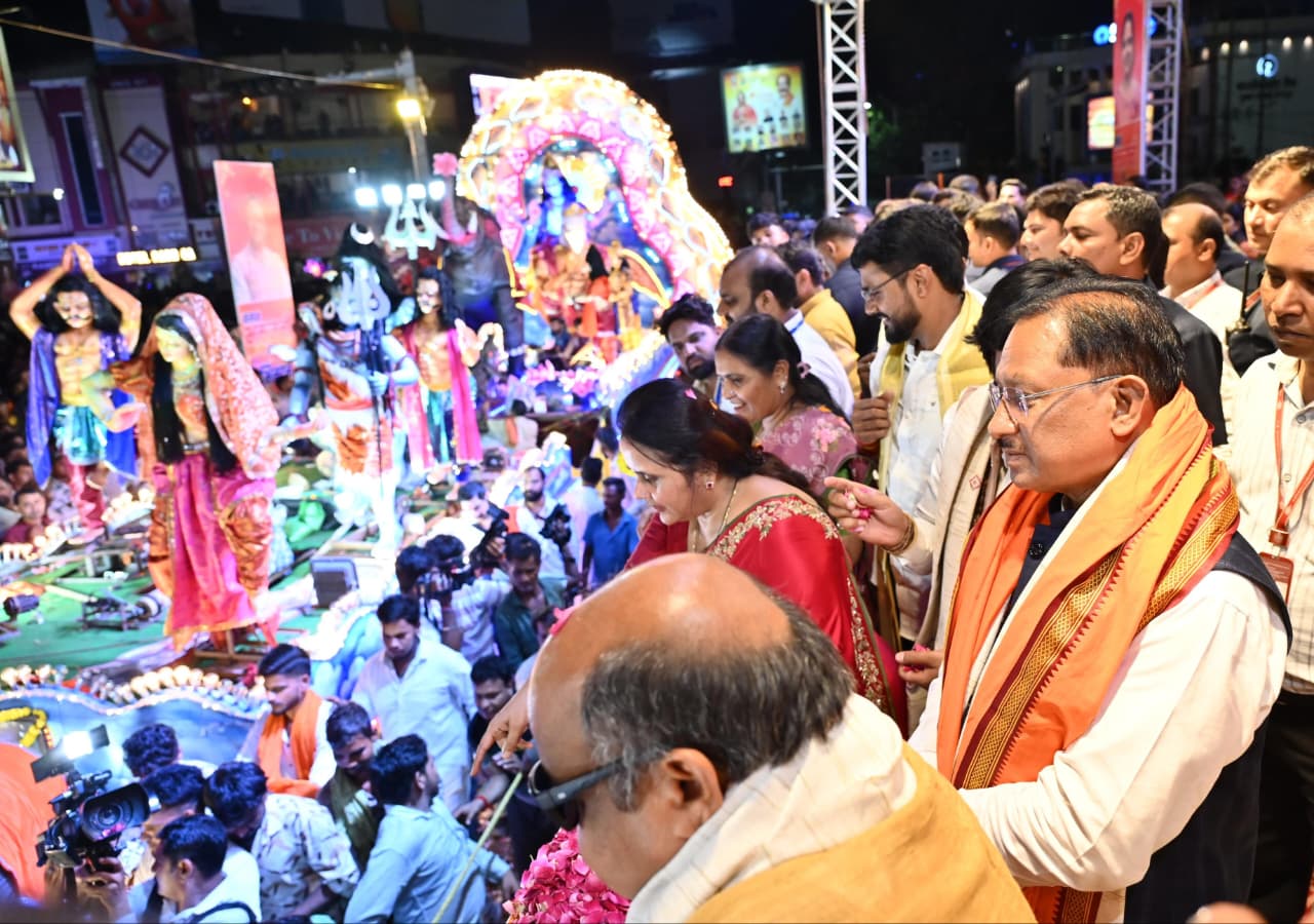 विविध पौराणिक प्रसंगों एवं आधुनिक घटनाओं पर आधारित सुसज्जित झांकियां बनी आकर्षण का केंद्र: झांकियों को देखने रायपुर में उमड़ा जनसैलाब 1 1757401143 4c69de59bca4215b1397
