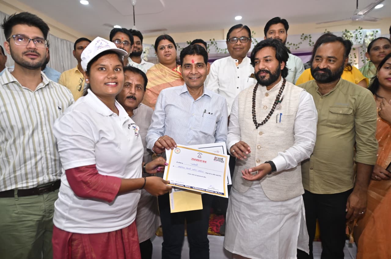 ‘हम होंगे कामयाब अभियान‘ के तहत 60 और जिला रोजगार कार्यालय से 15 युवाओं को मिला रोजगार, युवाओं को रोजगार दिलाना सरकार की पहली प्राथमिकता: राजस्व मंत्री टंक राम वर्मा 1 1758209229 aea01e7a0436657989e3