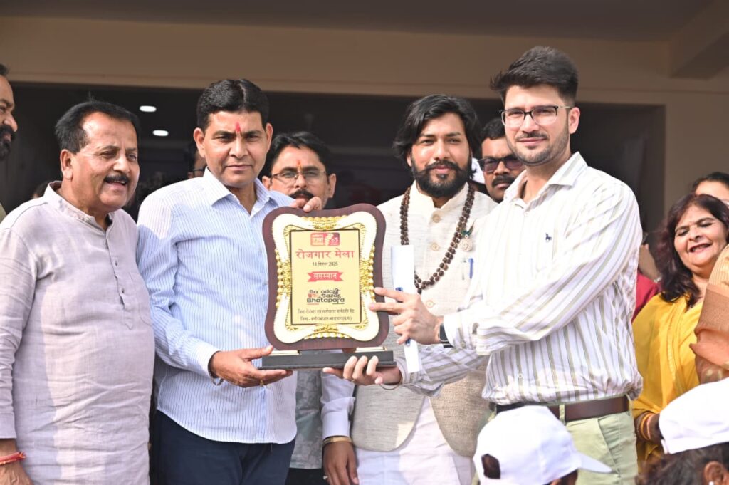 ‘हम होंगे कामयाब अभियान‘ के तहत 60 और जिला रोजगार कार्यालय से 15 युवाओं को मिला रोजगार, युवाओं को रोजगार दिलाना सरकार की पहली प्राथमिकता: राजस्व मंत्री टंक राम वर्मा 2 1758209283 994d823175975ce09e45