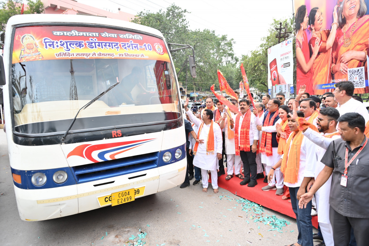 जन-जन की आस्था को मिला सहारा : नवरात्र में श्रद्धालुओं के लिए नि:शुल्क बस सेवा, मुख्यमंत्री विष्णु देव साय ने चार बसों को दिखाई हरी झंडी : दो सौ श्रद्धालु मां बम्लेश्वरी दर्शन के लिए हुए रवाना 1 1758613567 734de07017ab5468b4ba