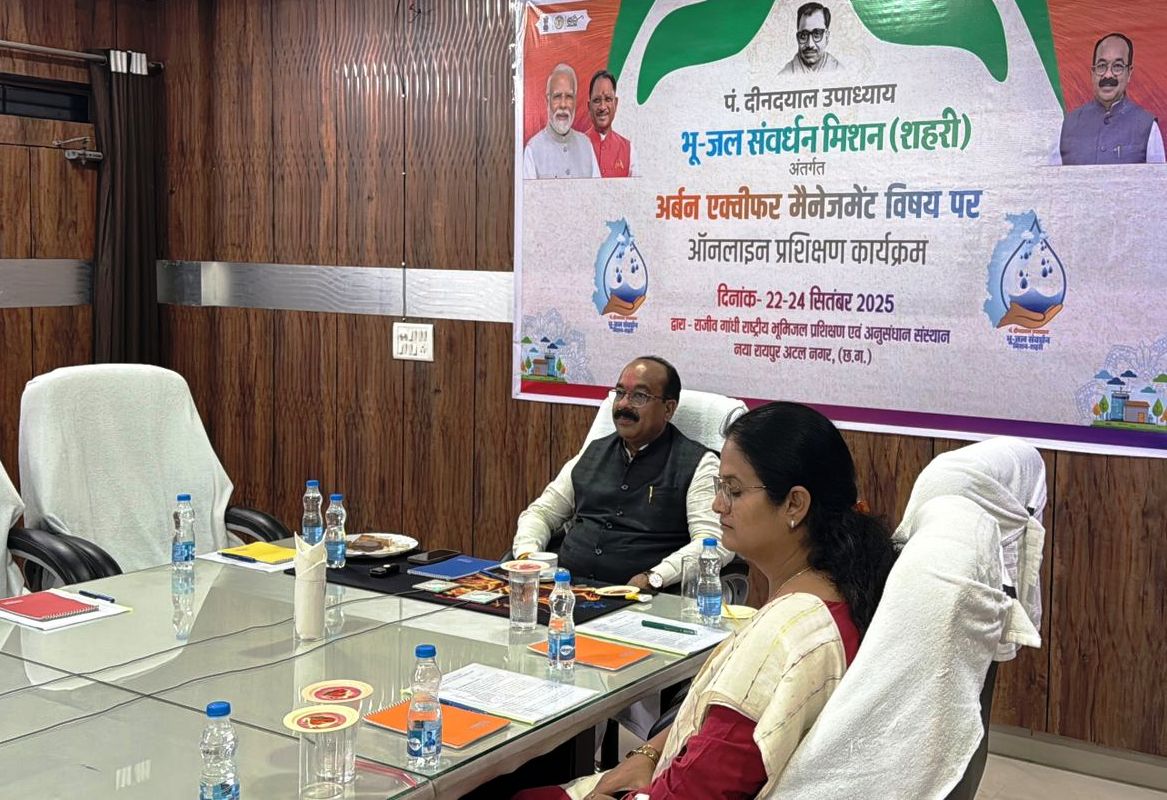 जल संचय और रिचार्जिंग सिस्टम के लिए शहरों में बुनियादी ढांचा विकसित करने की जरूरत, नगरीय निकायों के वरिष्ठ अधिकारियों और अभियंताओं को देश-विदेश के विशेषज्ञ दे रहे प्रशिक्षण – अरुण साव 1 1758639323 8eeb64c9b2e503741915