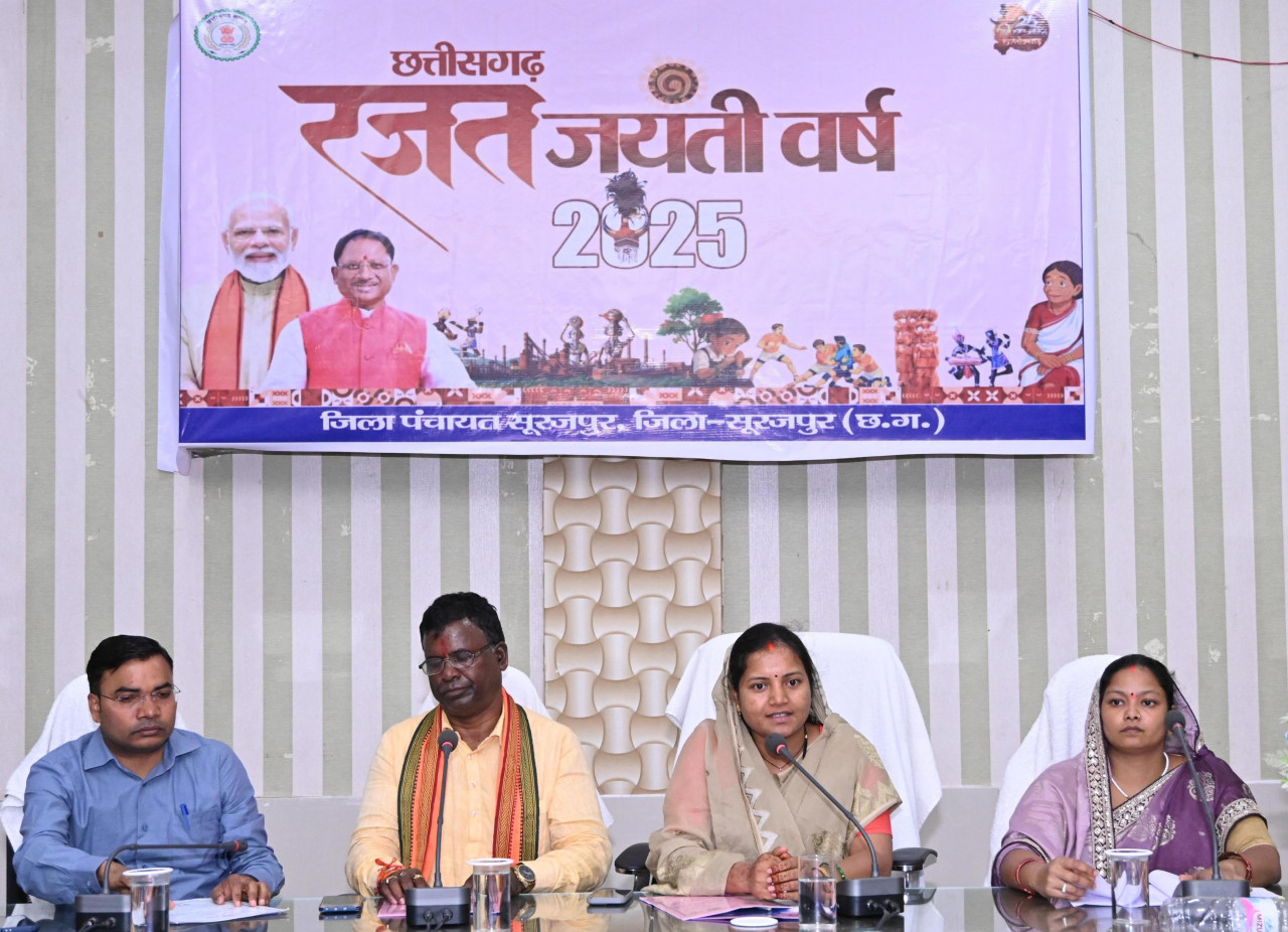 गांव-गांव में डिजिटल सशक्तिकरण, अटल पंचायत डिजिटल सुविधा केंद्र से ग्रामीणों को मिल रही बैंकिंग व अन्य सेवाओं का लाभ: मंत्री लक्ष्मी राजवाड़े 1 1758696947 6b6178d88895bfd378c3