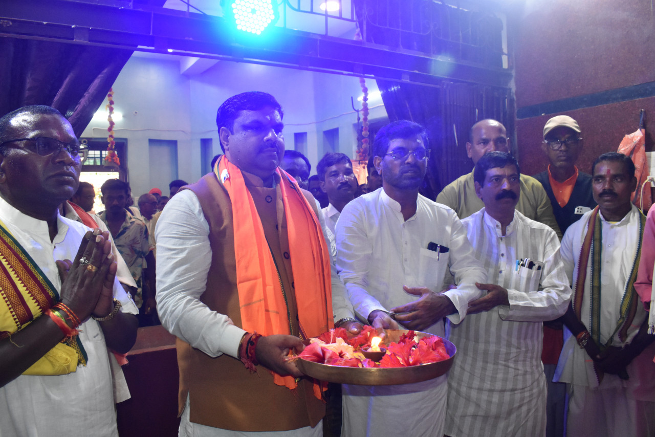 शिक्षा मंत्री गजेन्द्र यादव ने गंगा मैय्या झलमला, सियादेवी एवं कंकालिन माता की पूजा-अर्चना कर प्रदेश की सुख, समृद्धि की कामना की 1 1758703815 869a46a775bc0ca69b20