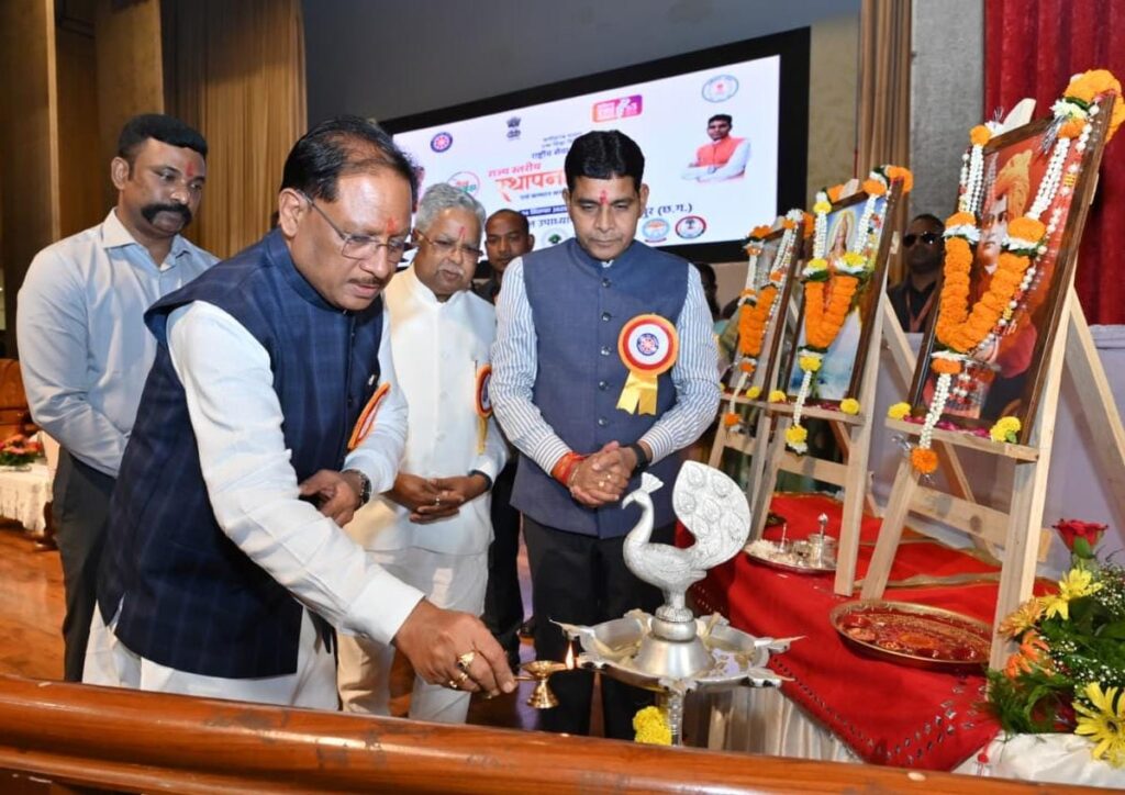 व्यक्तिगत स्वार्थ से ऊपर उठकर किया गया हर कार्य है सेवा और राष्ट्र निर्माण का कार्य – मुख्यमंत्री विष्णुदेव साय 2 1758719588 9f06d3999d897d7f4cff