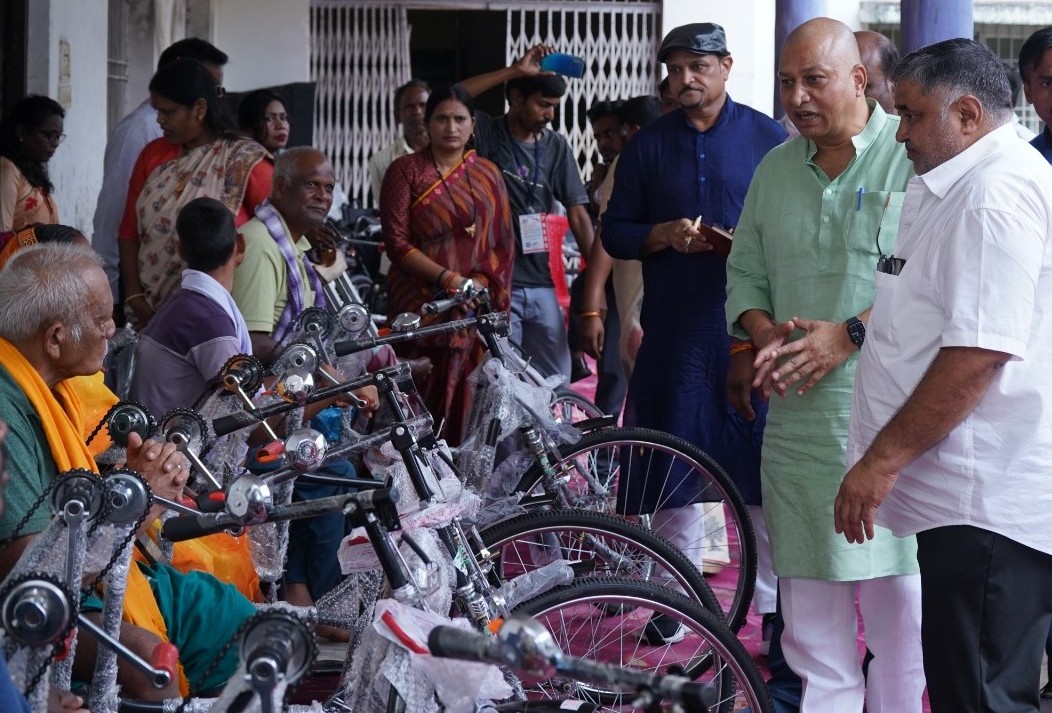 पर्यटन एवं संस्कृति मंत्री राजेश अग्रवाल ने दिव्यांगजनों को ट्रायसायकल एवं व्हीलचेयर का किया वितरण 1 1758875297 63961194a2756f9c96b0