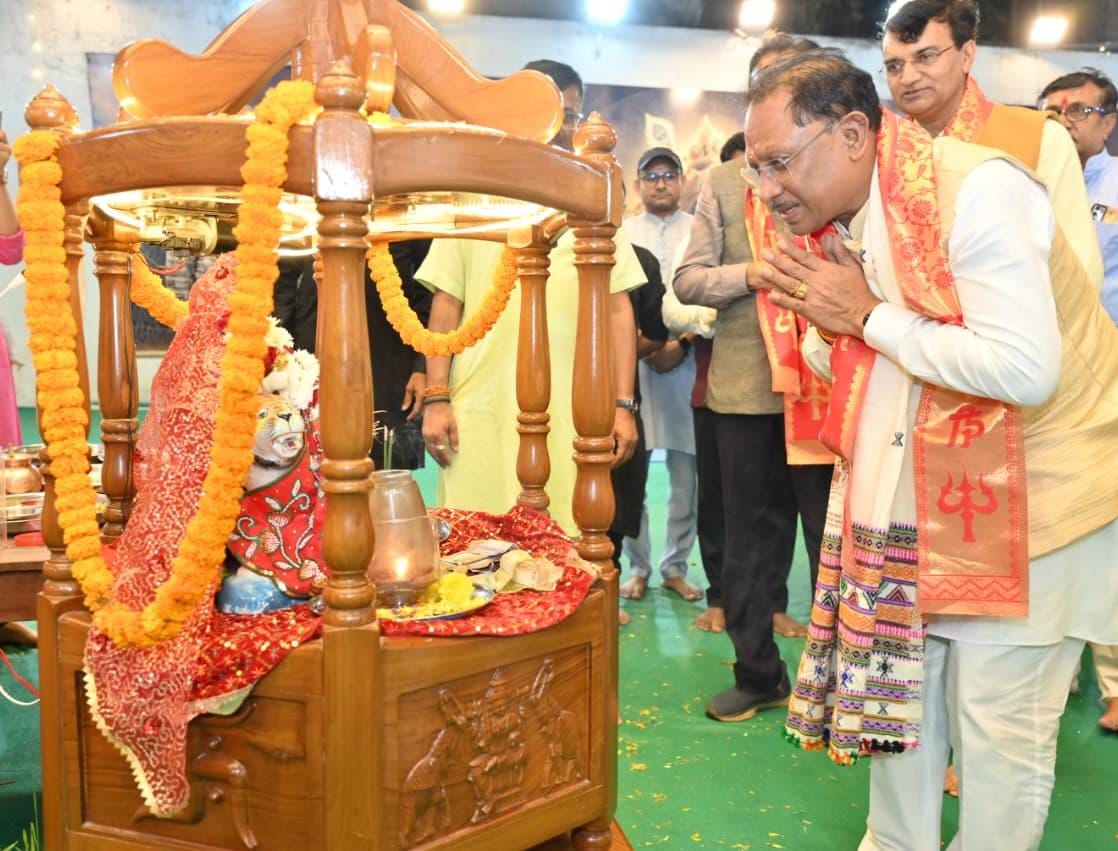 उत्साह, उमंग और सद्भावना बढ़ाने का पर्व है नवरात्रि, मुख्यमंत्री साय रायपुर शहर के विभिन्न गरबा महोत्सव में हुए शामिल, मातारानी का दर्शन कर लिया आशीर्वाद 1 1759222200 ce50932ce4d1fa343722