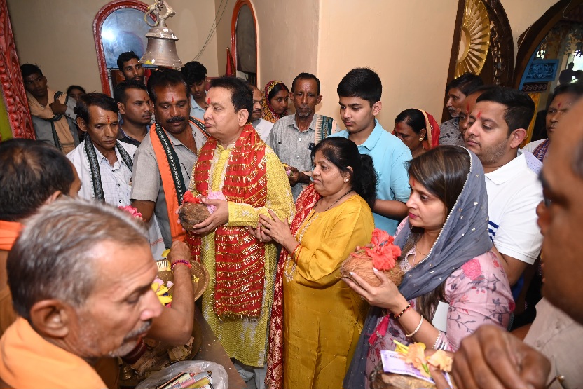 नवरात्रि पर विधायक डॉ. संपत अग्रवाल ने गढ़फुलझर में की श्री रामचंडी माता की पूजा, भक्तों के बीच बाँटा प्रसाद, विधायक ने श्री रामचंडी माता से लिया आशीर्वाद, क्षेत्रवासियों के लिए की मंगलकामना 1 IMG 20250930 WA0039