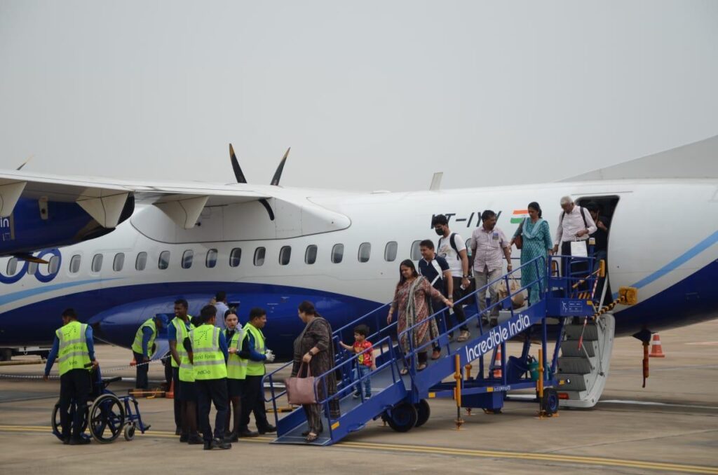 छत्तीसगढ़ रजत महोत्सव 2025: बस्तर एयरपोर्ट से अब तक तीन लाख यात्रियों ने भरी उड़ान, नियमित विमान सेवा से बड़े शहरों से सीधे जुड़ा बस्तर संभाग 2 WhatsApp Image 2025 09 08 at 12.17.44 PM