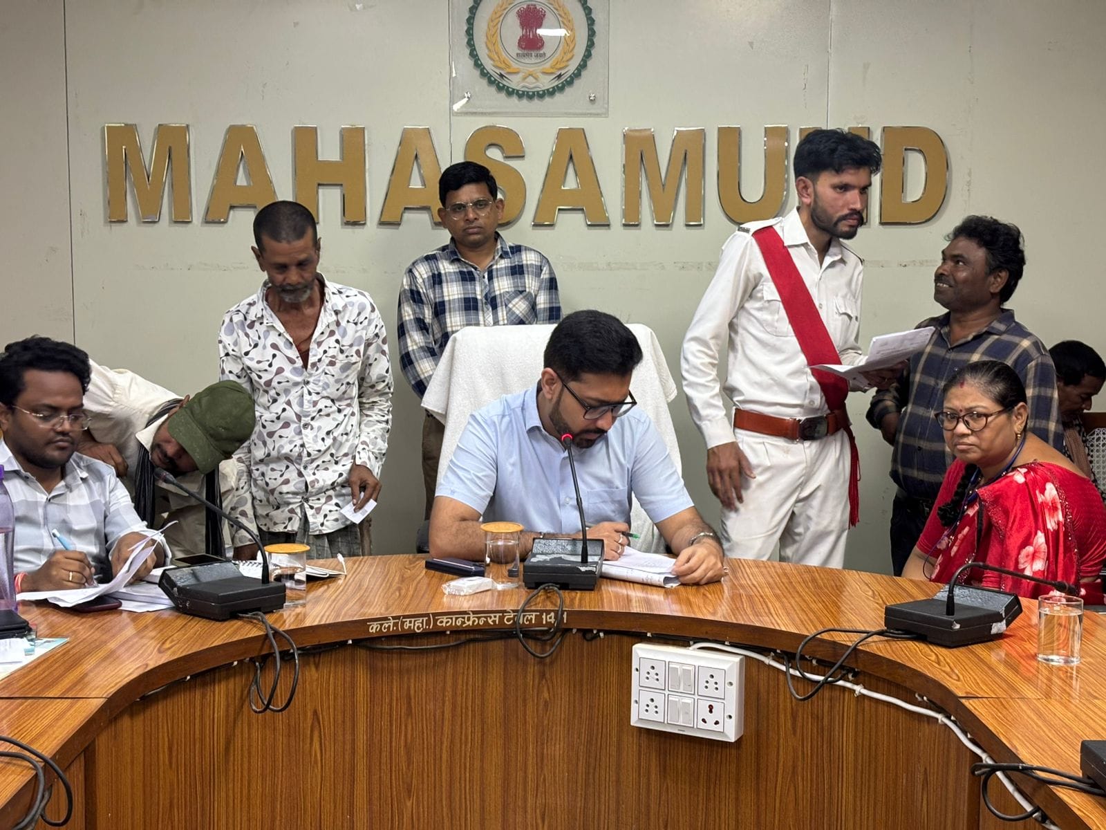 कलेक्टर ने जन चौपाल में सुनी आमजनों की समस्याएं, अधिकारियों को शीघ्र निराकरण के दिए निर्देश 1 WhatsApp Image 2025 09 09 at 4.04.07 PM