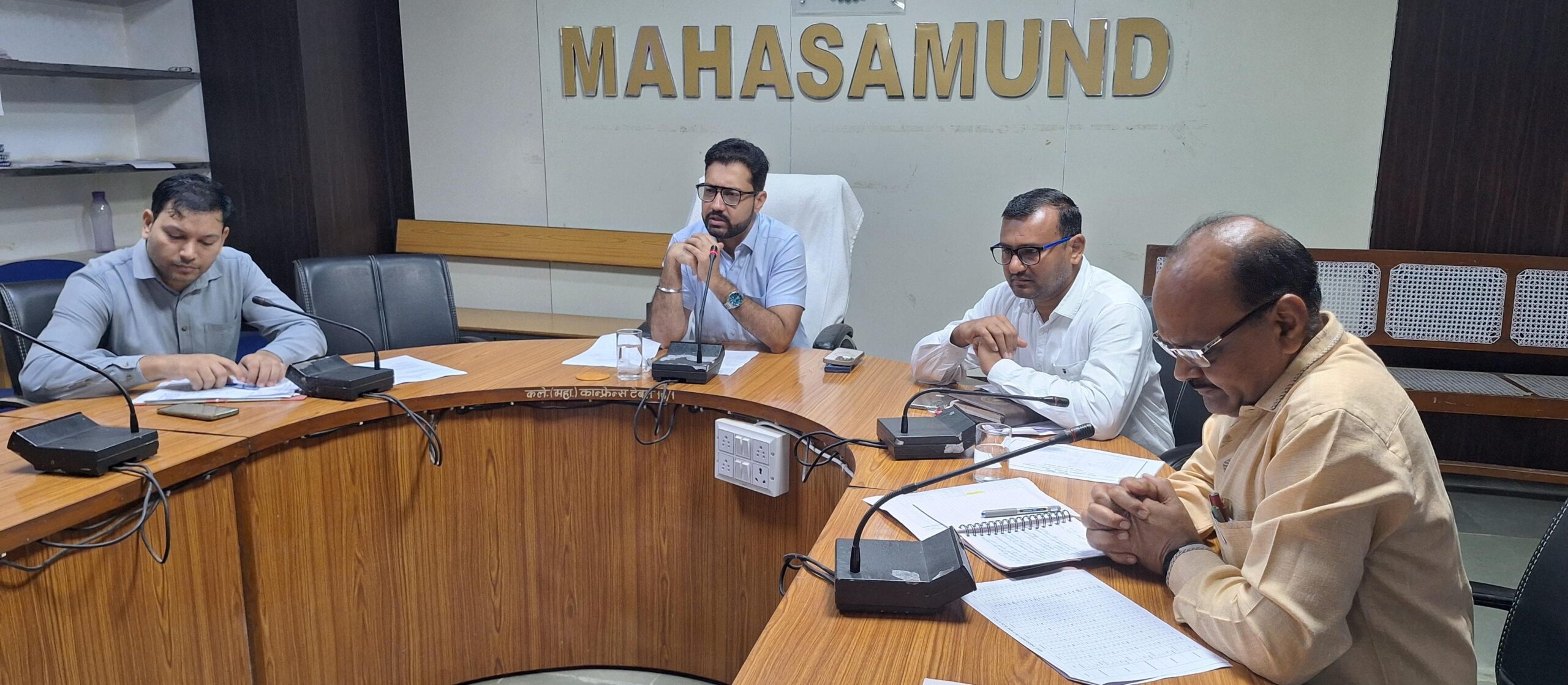 सांसद खेल महोत्सव 2025 की तैयारियों को लेकर कलेक्टर ने ली बैठक, अधिक से अधिक खिलाड़ियों के पंजीयन पर दिया जोर, पंचायतों में मुनादी के निर्देश 1 WhatsApp Image 2025 09 15 at 3.21.52 PM scaled