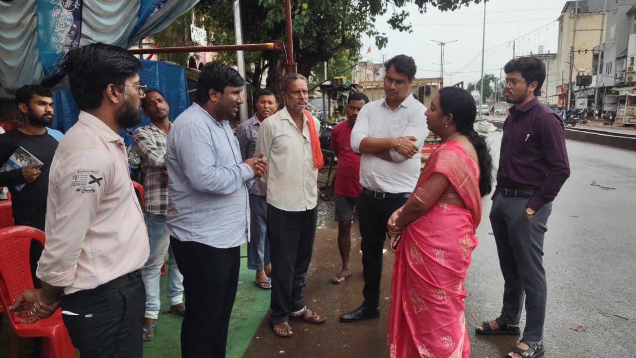 शासकीय भूमि से अवैध कब्जा हटाने को लेकर किया गया धरना प्रदर्शन, एसडीएम,तहसीलदार,सीएमओ द्वारा ठोस आश्वासन दिए जाने के बाद धरना किया गया समाप्त 1 WhatsApp Image 2025 09 16 at 10.57.01 AM