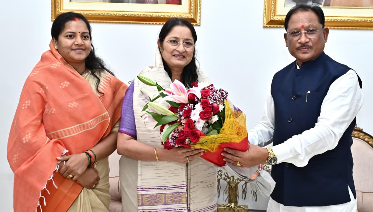 मुख्यमंत्री विष्णु देव साय से केंद्रीय महिला एवं बाल विकास मंत्री अन्नपूर्णा देवी ने की सौजन्य भेंट 1 WhatsApp Image 2025 09 17 at 12.43.37 PM