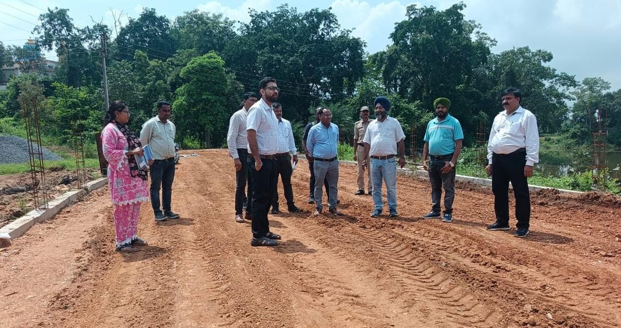 कलेक्टर विनय कुमार लंगेह ने गढ़फूलझर में पाथवे, चौपाटी एवं उद्यान निर्माण कार्यों का किया निरीक्षण, सभी कार्यों को समय सीमा में गुणवत्तापूर्ण ढंग से पूर्ण करने के दिए निर्देश 1 WhatsApp Image 2025 09 19 at 4.39.04 PM