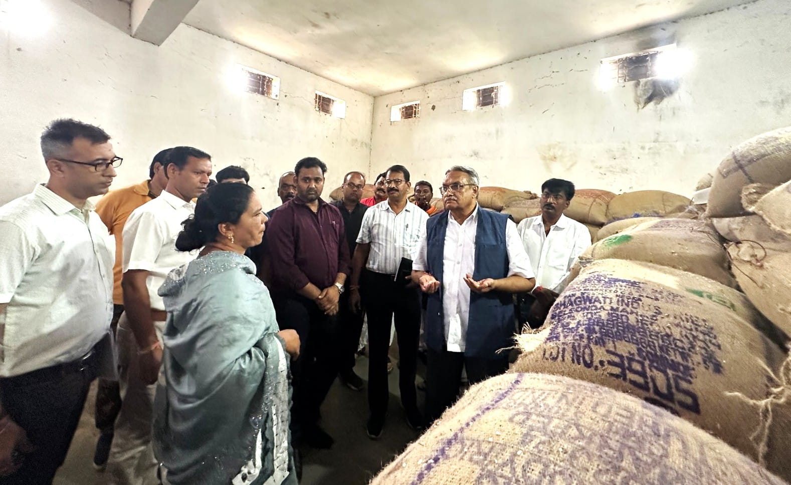 राज्य खाद्य आयोग अध्यक्ष संदीप शर्मा का महासमुंद दौरा, योजनाओं की जमीनी हकीकत देखी, अधिकारियों को दिए निर्देश 1 WhatsApp Image 2025 09 23 at 1.13.45 PM