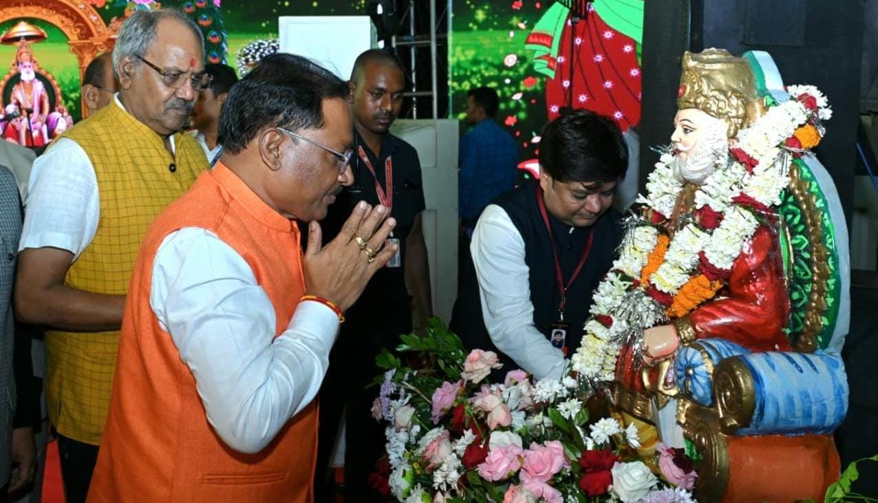 मुख्यमंत्री विष्णु देव साय "अग्रसेन जयंती महोत्सव 2025" समारोह में हुए शामिल, मानवता की सेवा और दानशीलता में अग्रवाल समाज हमेशा अग्रणी 1 WhatsApp Image 2025 09 23 at 11.41.44 AM
