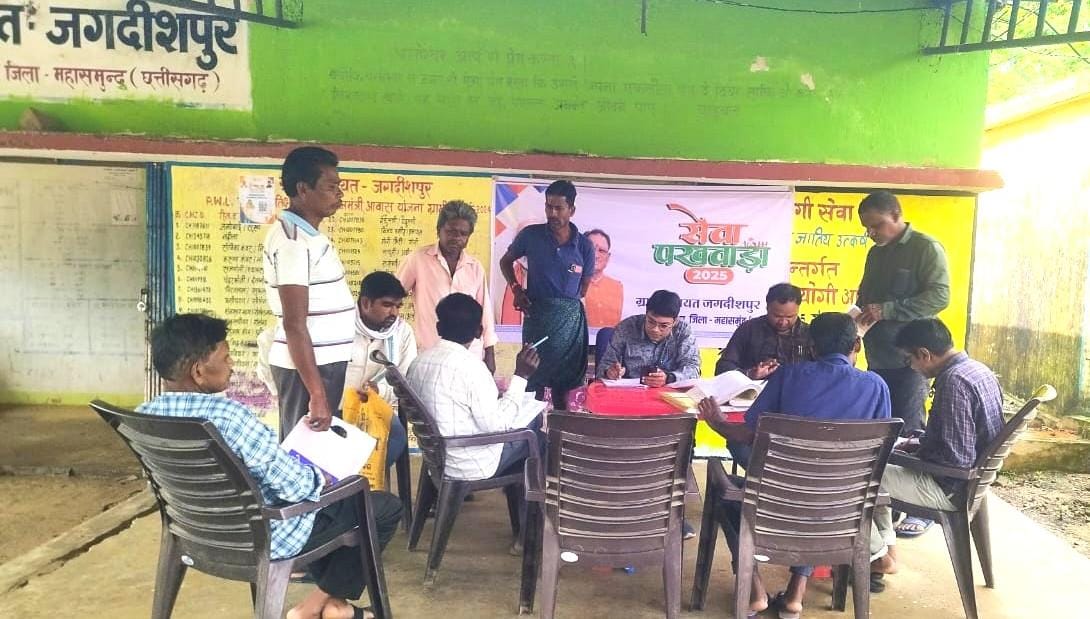 महासमुंद में सेवा पखवाड़ा अंतर्गत धरती आबा चिन्हित ग्राम दर्रीपाली में स्वामित्व पट्टा वितरण, जगदीशपुर में राजस्व शिविर का भी हुआ आयोजन 1 WhatsApp Image 2025 09 25 at 12.51.49 PM