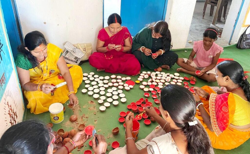 स्व-सहायता समूहों की मेहनत में रंग भर रहा है बिहान बाजार, मिट्टी के दिए सहित विभिन्न उत्पादों की बिक्री के लिए लगाया जा रहा है अलग-अलग स्टॉल 2 1760690368 1eb09ddc7319d73a0ae0