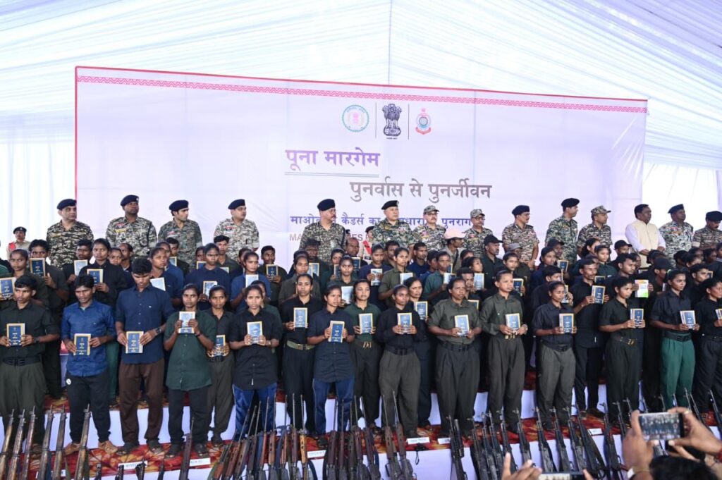 बस्तर में नक्सल उन्मूलन की दिशा में ऐतिहासिक दिन, बंदूक छोड़ संविधान अपनाने वालों का स्वागत - मुख्यमंत्री विष्णु देव साय 2 1760703028 037b367283fa1066ab56