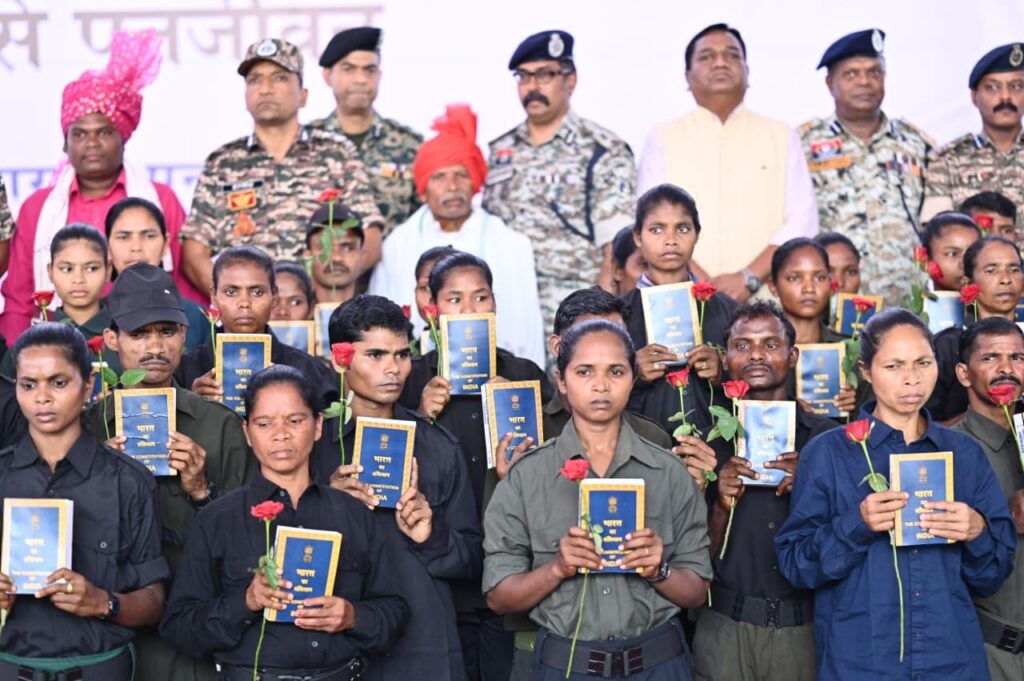 बस्तर में नक्सल उन्मूलन की दिशा में ऐतिहासिक दिन, बंदूक छोड़ संविधान अपनाने वालों का स्वागत - मुख्यमंत्री विष्णु देव साय 3 1760703074 1af9d8b7602f88cd203e