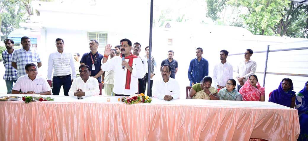 प्रदेश में पहली बार दीपावली पर उपमुख्यमंत्री विजय शर्मा ने किया स्वच्छता दीदियों व कमांडो के साथ जलपान एवं स्नेहिल सम्मान 1 1760972569 e1eb1f2ee2cda7e9149d