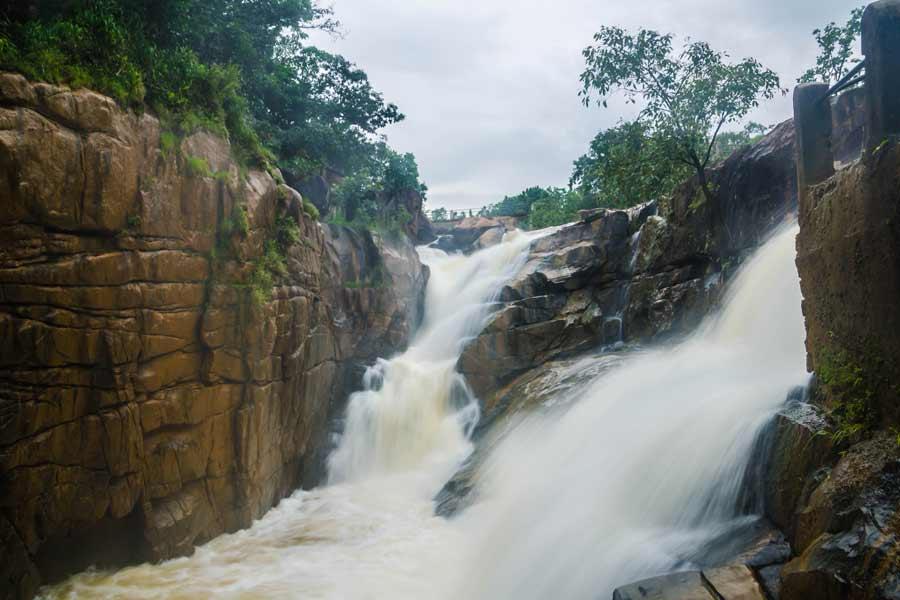 रानीदाह जलप्रपात : छत्तीसगढ़ के घने जंगलों में छिपा प्रकृति का चमत्कार 1 1761475005 b13d3691690ede62e152