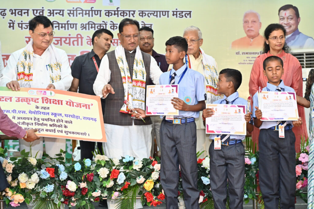 राज्य सरकार के प्रयासों से श्रमिकों के जीवन में आ रहा है बदलाव, श्रम विभाग अंतर्गत 25 वर्षों की विभागीय उपलब्धियां 2 1761811907 b927021b3aff1ea8c92a