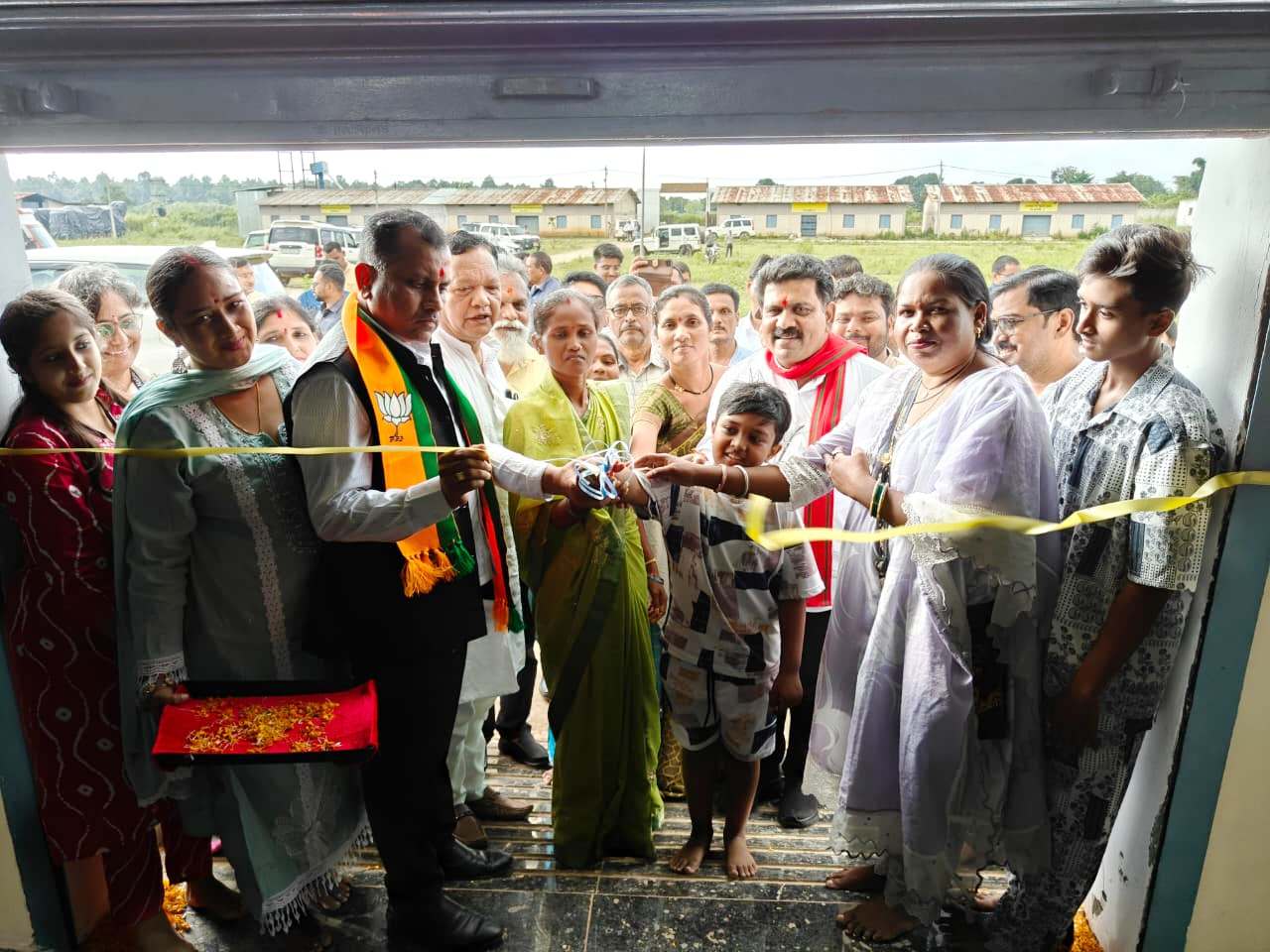 उपमुख्यमंत्री विजय शर्मा ने बस्तर में किया रेडी-टू-ईट इकाई का उद्घाटन, बस्तर में महिलाओं को मिली पोषण आहार निर्माण की जिम्मेदारी 14 1761830392 cffc39884ae626507097