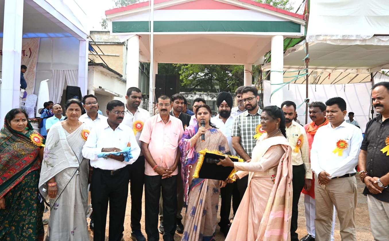 प्रतियोगिता से विद्यार्थियों में आत्मविश्वास, नेतृत्व क्षमता और सहयोग की भावना का विकास होता है - सांसद रूपकुमारी चौधरी 8 WhatsApp Image 2025 10 09 at 4.49.12 PM