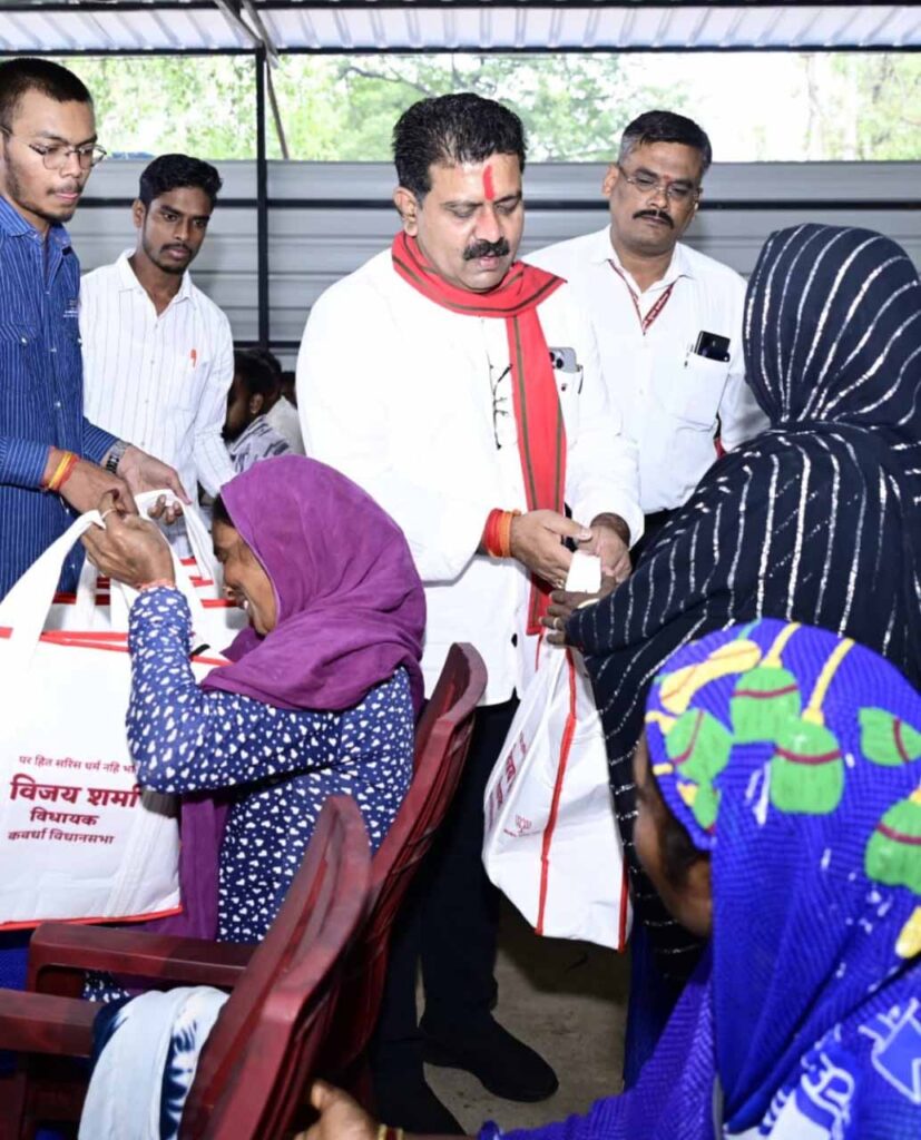 प्रदेश में पहली बार दीपावली पर उपमुख्यमंत्री विजय शर्मा ने किया स्वच्छता दीदियों व कमांडो के साथ जलपान एवं स्नेहिल सम्मान 2 xds