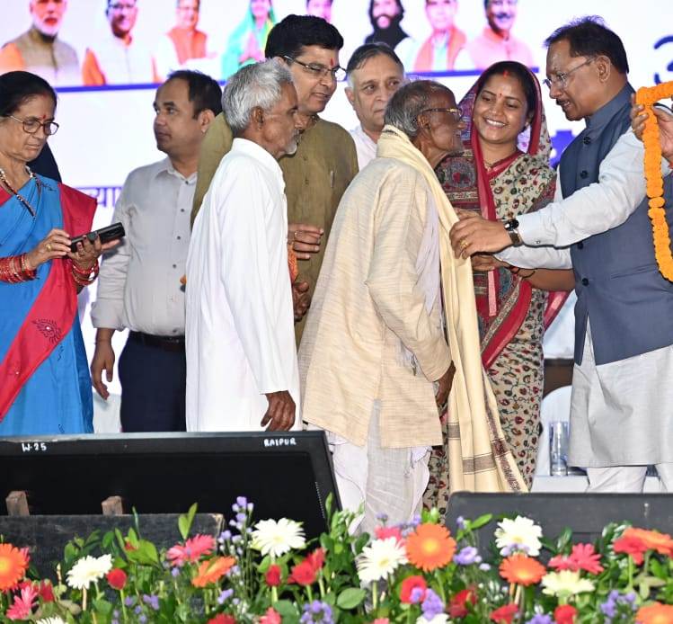 वरिष्ठ नागरिकों के सम्मान, सुरक्षा और कल्याण के लिए प्रतिबद्ध - छत्तीसगढ़ का आदर्श मॉडल: मुख्यमंत्री विष्णु देव साय 1 1762251525 91cfaf09b4f442ef3b94