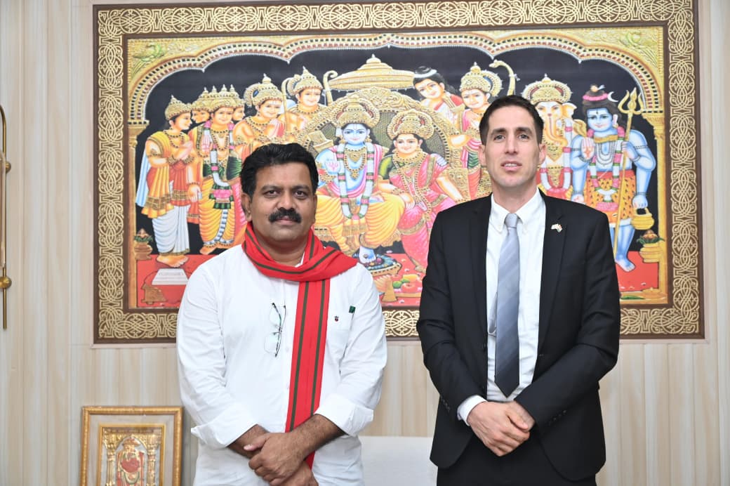 उपमुख्यमंत्री विजय शर्मा से इस्राइल के आर्थिक प्रतिनिधि यैर ओशेरॉफ की सौजन्य भेंट 21 1762440990 81e1c44bf73db7d7ed39