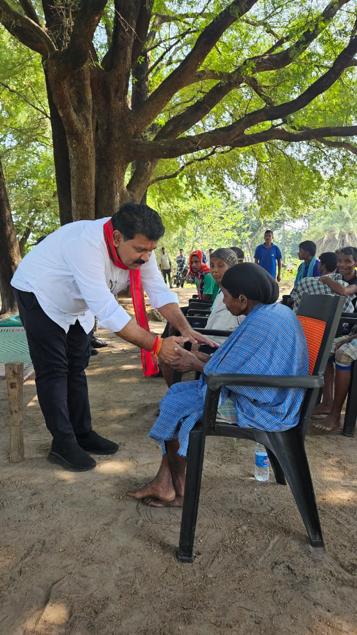 नक्सल लीडरों के परिजनों से मुलाकात कर उपमुख्यमंत्री ने की पुनर्वास की अपील, नक्सली लीडरों की माताओं ने अपने बच्चों से की अपील अब हथियार छोड़ लौटें समाज में और समाज के बीच रहकर करें विकास 8 1762784945 1f2ace2e1917ab17b982