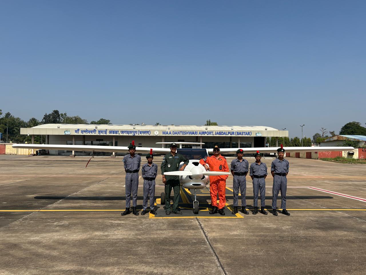 आसमान की ऊँचाइयों में कैरियर बनाने का सपना अब हो रहा है साकार,पी.एम. श्री जवाहर नवोदय विद्यालय के थर्ड सीजी एनसीसी एयर स्क्वाड्रन के कैडेट्स जगदलपुर में उड़ान का प्रशिक्षण कर रहे हैं प्राप्त 4 1763291756 f1df59a432ca4941c805