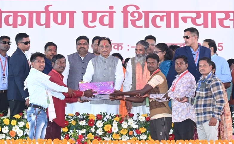 माओवाद समाप्ति की ओर, ‘नियद नेल्लानार’ योजना से ग्रामीणों को मिल रहा लाभ : मुख्यमंत्री विष्णुदेव साय 3 1763392871 0c8c8a1ab3e39245fe9e