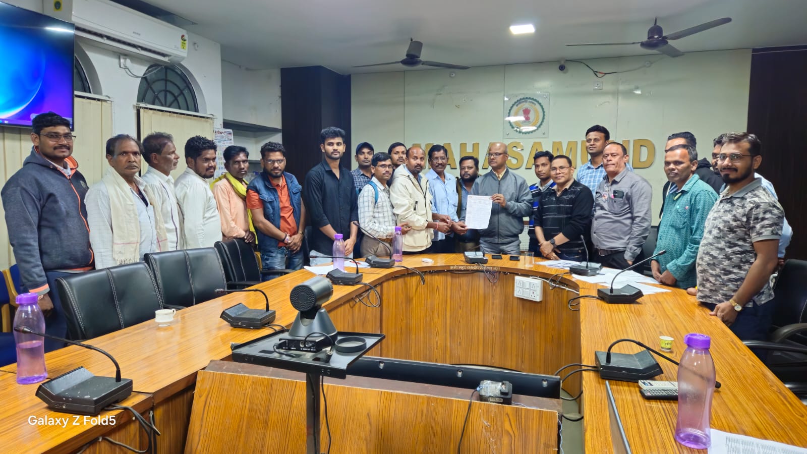 महासमुंद में जिला सहकारी समिति कर्मचारी संघ और आपरेटर संघ के कर्मचारियों की हड़ताल समाप्त, देर रात संघ ने जिला कार्यालय में सौंपा ज्ञापन, आज से लौटेंगे काम पर 1 7d7f4030 99e2 45be a8a9 689c2182d2f2