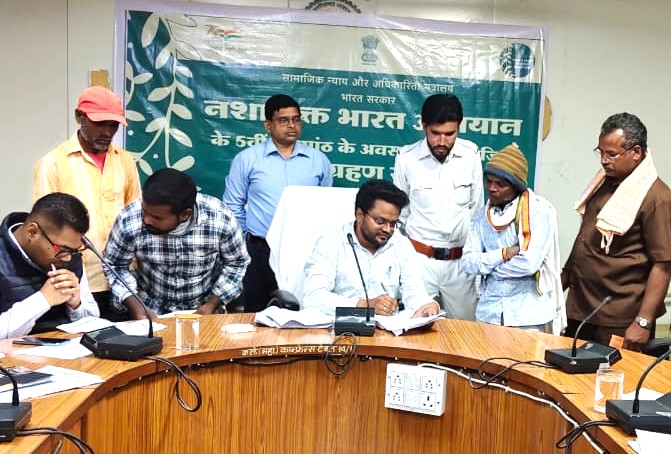 सीईओ हेमंत नंदनवार ने जन चौपाल में सुनी लोगों की मांग एवं समस्याएं 46 WhatsApp Image 2025 11 19 at 3.54.30 PM