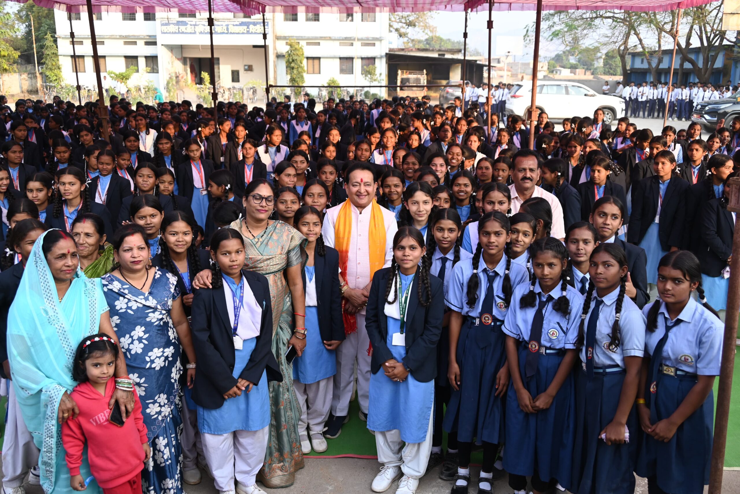 शिक्षा के पंखों को मिली नई रफ़्तार: पिथौरा में सरस्वती सायकल वितरण कर विधायक डॉ. संपत अग्रवाल ने छात्राओं को किया प्रोत्साहित 1 WhatsApp Image 2025 11 20 at 11.47.48 AM scaled