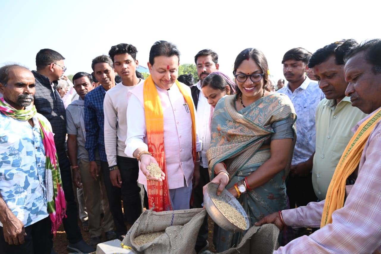 छोटेलोरम में धान खरीदी उत्सव का भव्य आयोजन, विधायक डॉ. संपत अग्रवाल ने कहा-राज्य सरकार किसानों के साथ खड़ी है 10 WhatsApp Image 2025 11 20 at 4.11.16 PM