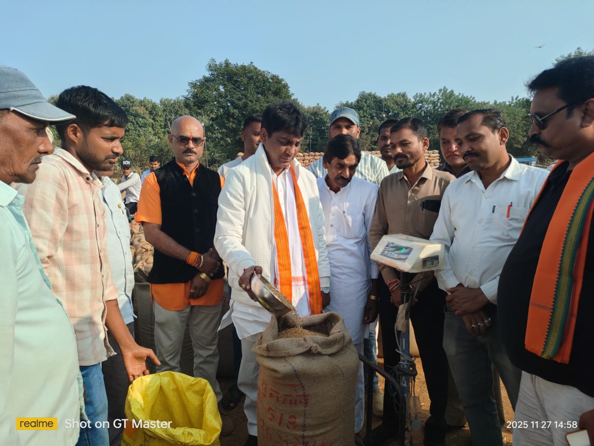 धान खरीदी केंद्रों में पहुंचे विधायक योगेश्वर राजू सिन्हा, किसानों से की मुलाकात 6 WhatsApp Image 2025 11 28 at 1.18.15 PM