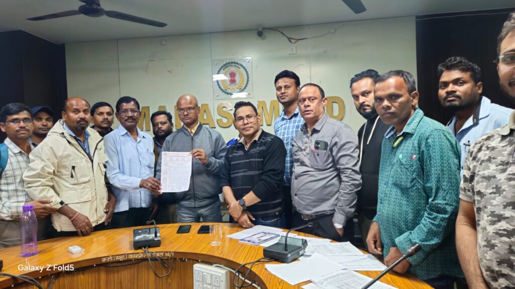 महासमुंद में जिला सहकारी समिति कर्मचारी संघ और आपरेटर संघ के कर्मचारियों की हड़ताल समाप्त, देर रात संघ ने जिला कार्यालय में सौंपा ज्ञापन, आज से लौटेंगे काम पर 3 e8b56857 c2fc 4357 ba44 eec6d287bff2