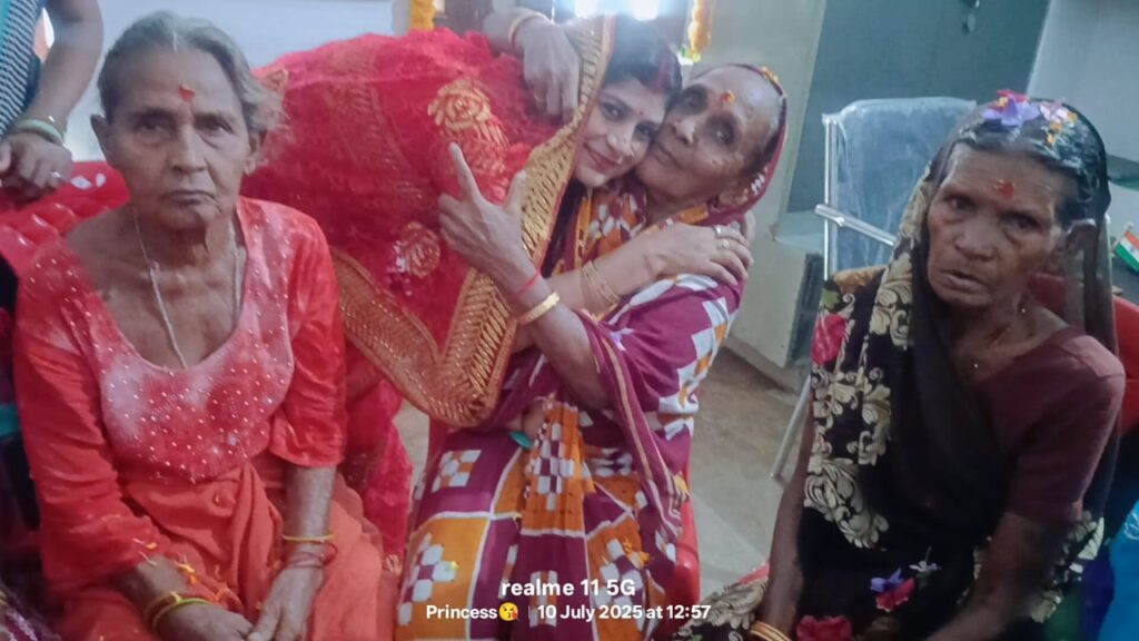 अंतर्राष्ट्रीय महिला दिवस विशेष: वृद्धा आश्रम में किया काम, बुजुर्गों ने कहा "माँ" और हाथों में तोड़ा दम, भावनाएं ऐसी की अब “वरिष्ठजन सेवा सदन” शुरू कर महासमुंद की उषा बेसहाराओं को दे रही सहारा 2 1002997304