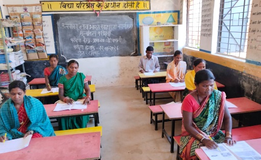 जिले में राष्ट्रव्यापी बुनियादी साक्षरता एवं संख्यात्मक ज्ञान मूल्यांकन परीक्षा संम्पन्न, 70 वर्ष के शिक्षार्थी सोनसिंग और 68 वर्षीय जुगरी बाई ने दिलाई उल्लास परीक्षा, 2580 शिथार्थियों ने दी परीक्षा 3 Rastryavyapi mulyankan priksha 3