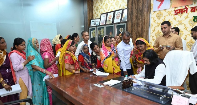 आरंग में मंत्री गुरु खुशवंत साहेब के जनदर्शन में उमड़ा जनसैलाब, 179 आवेदनों में से अधिकांश का मौके पर निपटारा, जल संकट पर मंत्री ने दिया जोर 5 IMG 20260413 WA0049