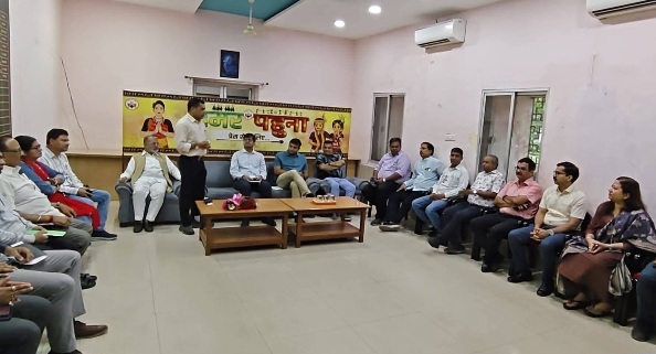 रायपुर प्रेस क्लब के 'हमर पहुना' कार्यक्रम में मीडिया की बदलती चुनौतियों, जिम्मेदार पत्रकारिता और प्रेस क्लब के विकास पर हुई चर्चा, अटेंशन की होड़ में भ्रामक खबरें लोकतंत्र के लिए चिंता का विषय' : जनसंपर्क आयुक्त रजत बंसल 3 IMG 20260710 WA0009