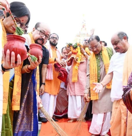 भक्ति के रंग में रंगे राज्यपाल और मुख्यमंत्री, श्री जगन्नाथ रथयात्रा में निभाई 'छेरा-पहरा' की परंपरा, मांगी प्रदेश की सुख-समृद्धि 6 IMG 20260716 WA0040