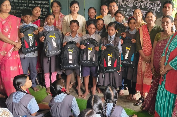 सोहम हॉस्पिटल और आस्था वेलफेयर संस्था की पहल, शासकीय स्कूल के जरूरतमंद विद्यार्थियों को स्कूल बैग और शिक्षण सामग्री का किया वितरण 3 IMG 20260723 WA0006