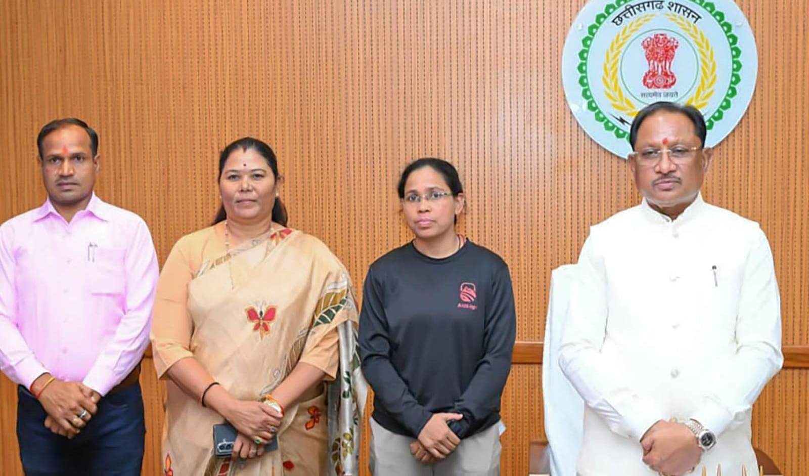 पर्वतारोही अमिता श्रीवास ने मुख्यमंत्री विष्णुदेव साय से की मुलाकात , सीएम ने माउंट एवरेस्ट फतह करने वाली अमिता श्रीवास को दी बधाई, अमिता की उपलब्धि पूरे छत्तीसगढ़ और देश के लिए गर्व का विषय, युवाओं और बेटियों के लिए प्रेरणा: मुख्यमंत्री 2 IMG 20260716 154809